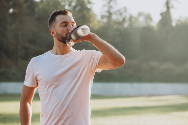 Agua vs. electrolitos: por qué tomar solo agua no basta